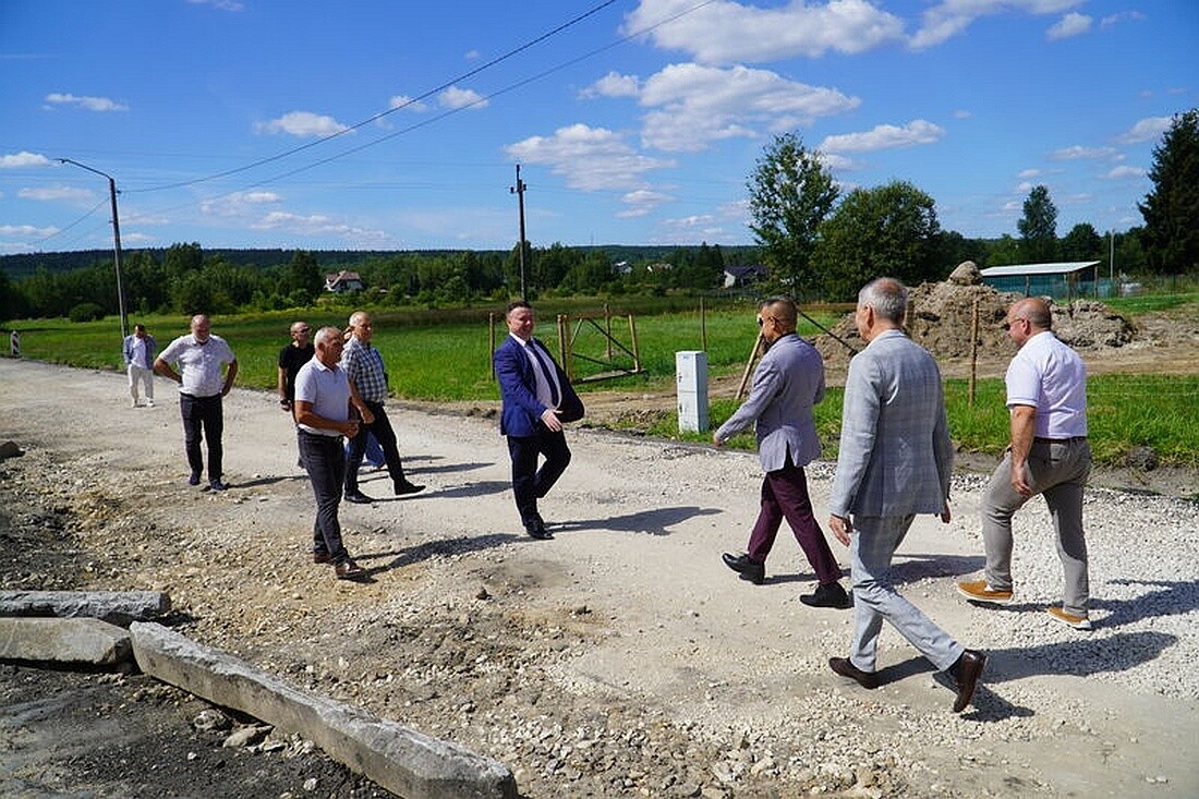 Wizyta samorządowców na budowie w Lipowym Polu Skarbowym. Ruszyły prace przy rozbudowie drogi i budowie mostu
